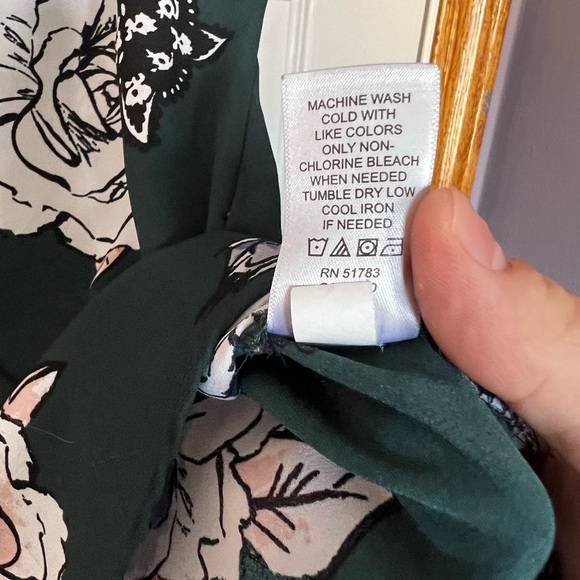 Maurice’s Top Shirt Women's‎ Medium Floral Green and Pink EUC - Picture 3 of 4